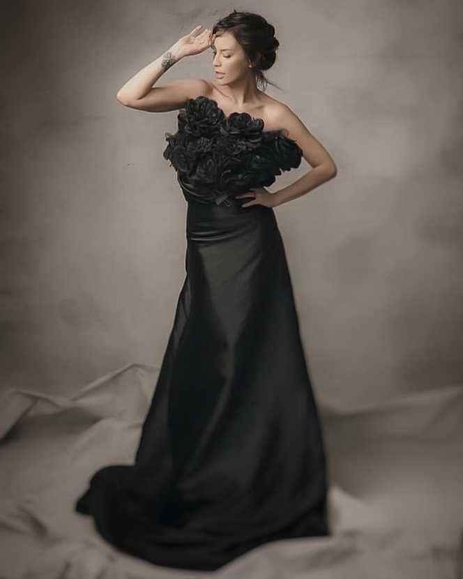 Pamer Badan Langsing, Ini 10 Potret Sophia Latjuba Pakai Gaun dengan Pesona yang Kian Merekah