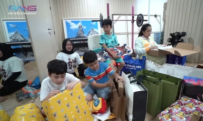 8 Momen Rafathar Unboxing Kado Ulang Tahun, Dapat Hadiah dari Bank sampai Stasiun TV Lho!