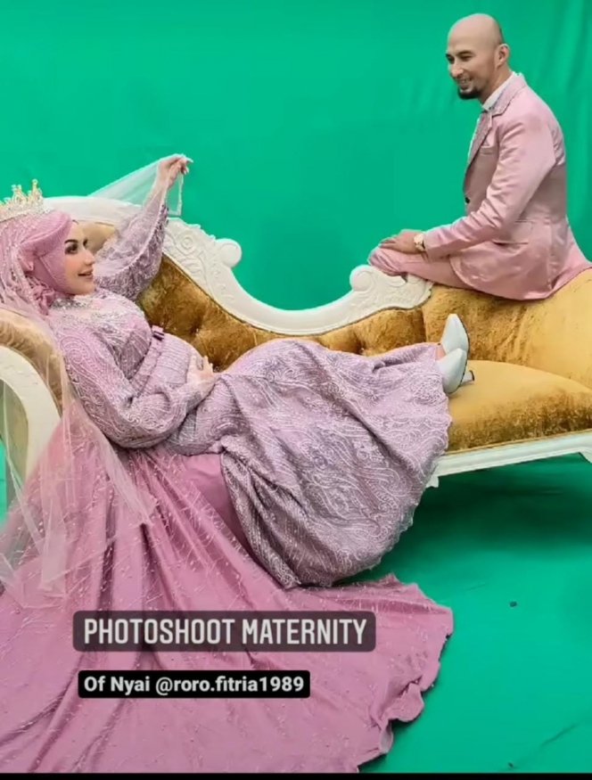10 Potret Maternity Shoot Roro Fitria yang Nyentrik, Bertema Kerajaan Sampai Jadi Pembalap