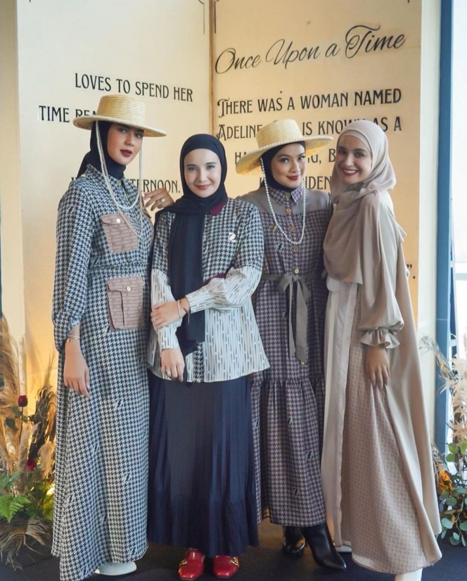 10 Potret Titi Kamal dan Paula Verhoeven Berhijab Saat Jadi Model untuk Brand Fashion Zaskia Sungkar, Auranya Mahal Banget!