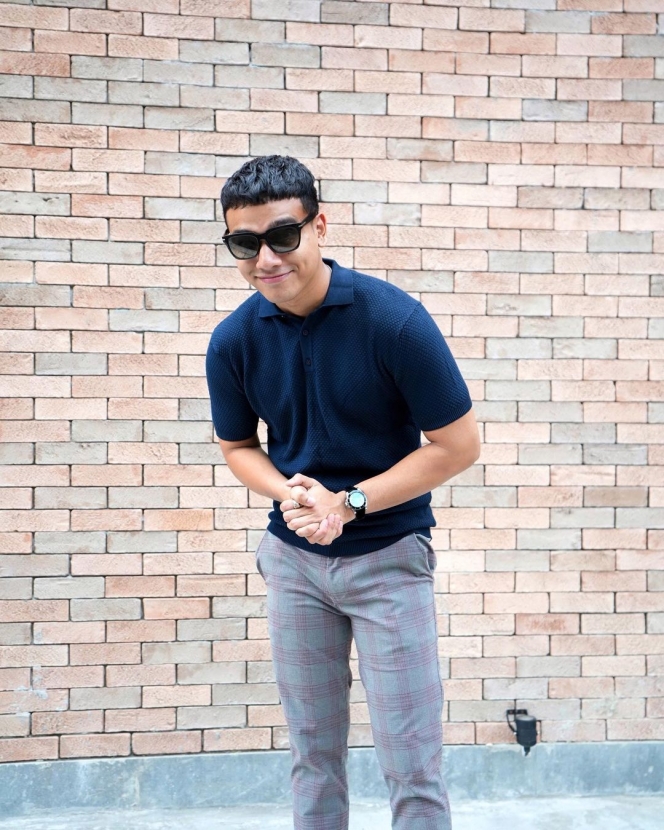 Punya Gaya Kece dan Kekinian, Ini 10 Inspirasi OOTD Fadly Faisal yang Bisa Kalian Tiru!