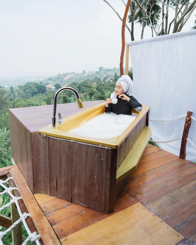 9 Potret Ririe Fairus Berendam di Bathtub, Tampil Estetik dengan Background Pemandangan Indah 