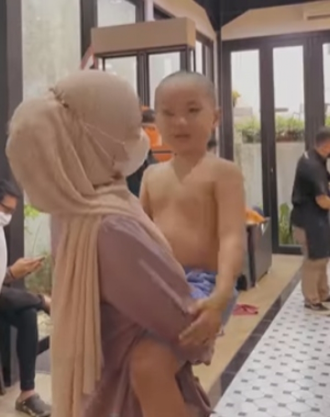 Single Mom Hebat, Ini Deretan Potret Larissa Chou Momong Sang Anak Sendirian