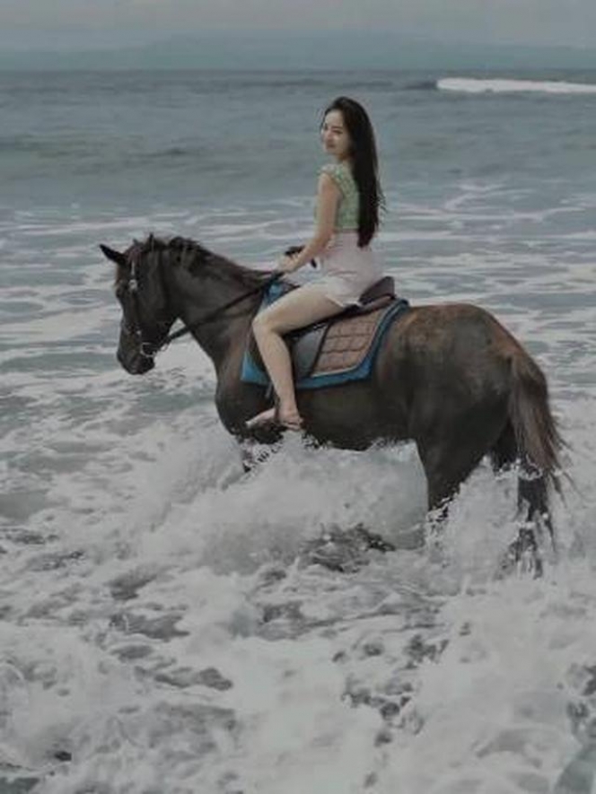 7 Potret Natasha Wilona Naik Kuda di Pantai, Cantik Curi Perhatian Pakai Crop Top Sabrina
