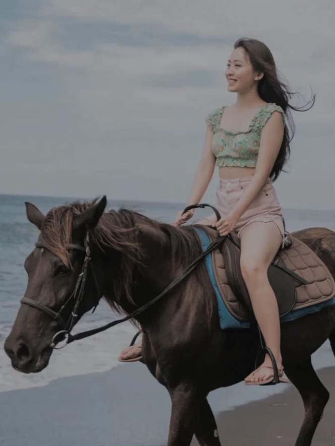 7 Potret Natasha Wilona Naik Kuda di Pantai, Cantik Curi Perhatian Pakai Crop Top Sabrina