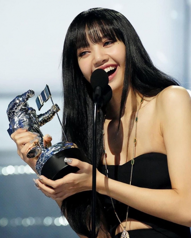 10 Potret Lisa BLACKPINK Saat Menerima Piala Best K-Pop di MTV VMA 2022, Pakai Outfit Serba Hitam yang Elegan dan Memukau
