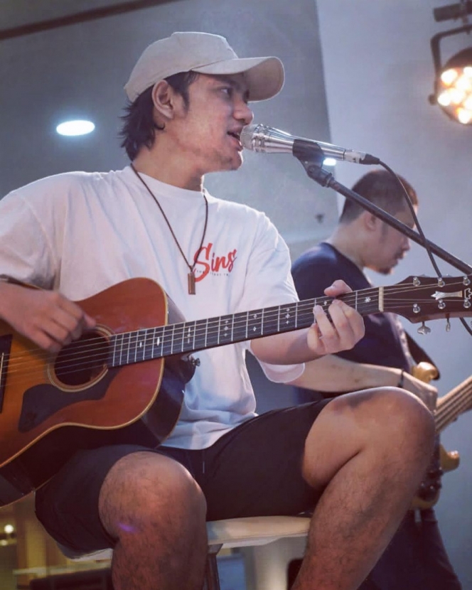 Tak Kalah Tampan dari Ray Prasetya, Ini 10 Potret Cakka Nuraga Alumni Idola Cilik yang Ganteng dan Jago Main Gitar