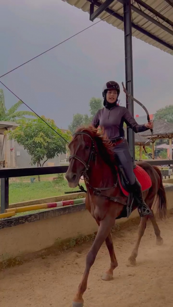 10 Momen Dara Arafah Berkuda dan Memanah Sekaligus, Keren Banget bak Profesional!