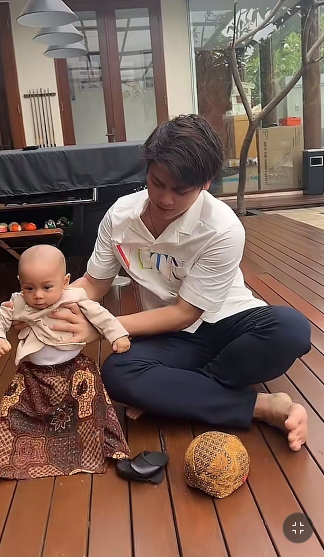 Bak Sultan Jawa, Ini 11 Penampilan Baby Leslar Pakai Blangkon yang Curi Perhatian