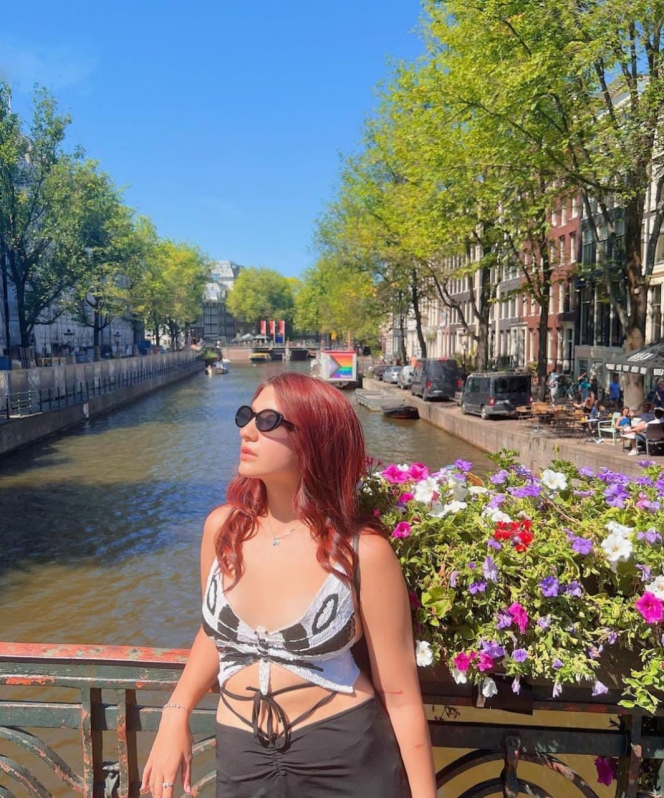 Nikmati Kota Amsterdam, Ini Deretan Potret Cassandra Lee Jalan-Jalan dan Tampil PD dengan Baju Terbuka