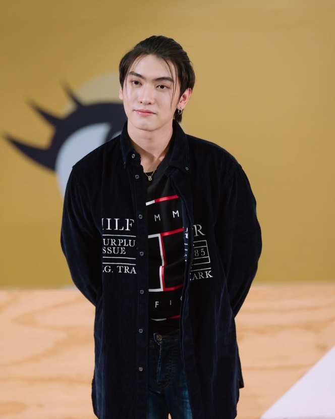 10 Potret Boss Chaikamon, Aktor Muda Thailand yang Sukses Curi Perhatian di Love in The Air The Series