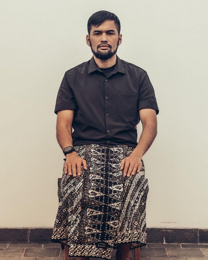 Biasa Tampil Klimis Berjas, Ini 10 Potret Artis Pakai Sarung dan Kaos Polos yang Vibesnya Remaja Masjid Banget