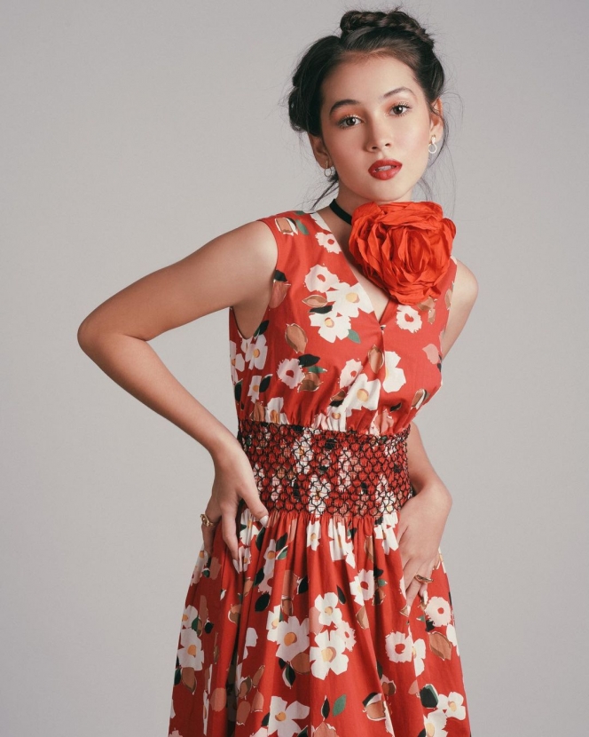 Sandrinna Michelle Pakai Dress Bertema Bunga, Penampilannya Disebut Mirip Noni Belanda