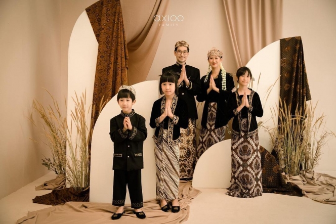 10 Pemotretan Kimbab Family dengan Pakaian Adat Sunda, Wajahnya Auto Melokal