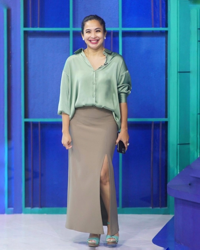 Selalu Tampil Fashionable, Ini 10 Potret Feni Rose saat Bawakan Acara TV dengan Outfit Full Color