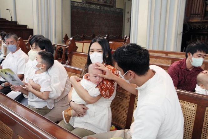 8 Momen Pembaptisan Anak Marcel Chandrawinata, Wajah Gemesin Baby Archie Curi Perhatian