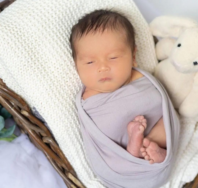 Potret Ganteng Newborn Photoshoot Baby Yannick Anak Yasmine Wildblood, Bakal Nerusin Gelar Bangsawan Ayahnya