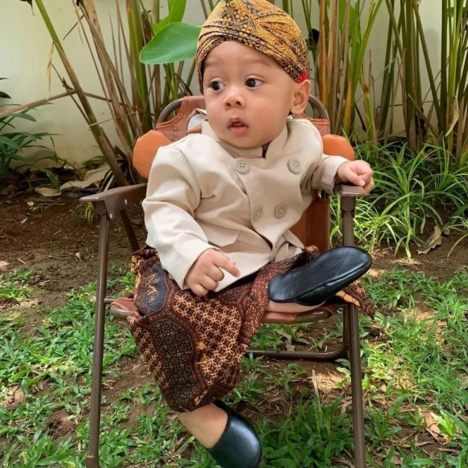9 Momen Baby Leslar Kenakan Baju Adat Jawa dan Lampung, Gemes Banget