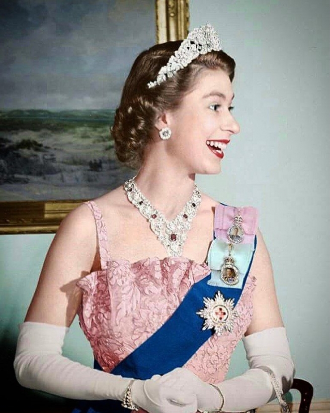 7 Potret Cantik Ratu Elizabeth II Semasa Muda, Sosok Perenang Tangguh yang Berjuluk Poker Face