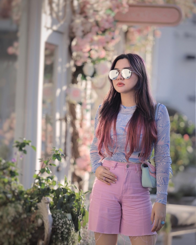 Makin Langsing, Ini Potret Vicky Shu Tampil Senada Dengan Rambutnya yang Berwarna Galaxy saat di LA