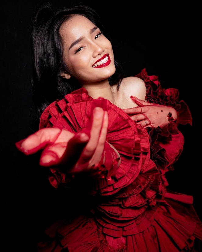 Anggunnya Gak Ketulungan, Ini 11 Potret Fuji Pakai Gaun Merah Merona yang Menawan