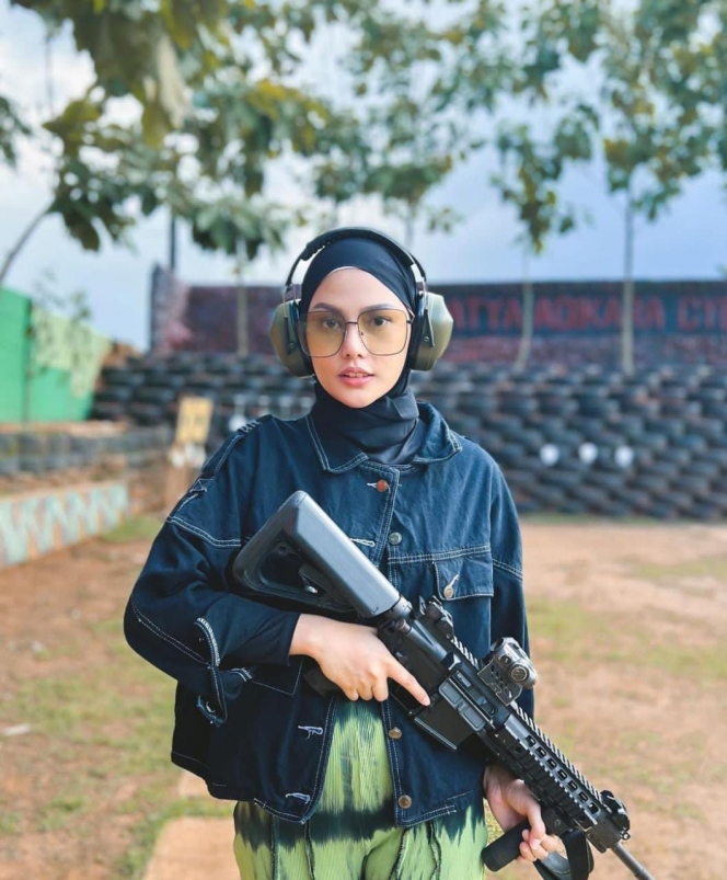 Gagah Bersenjata, Ini Deretan Potret Cantik Dara Arafah Latihan Menembak dengan Outfit yang Kece Abis