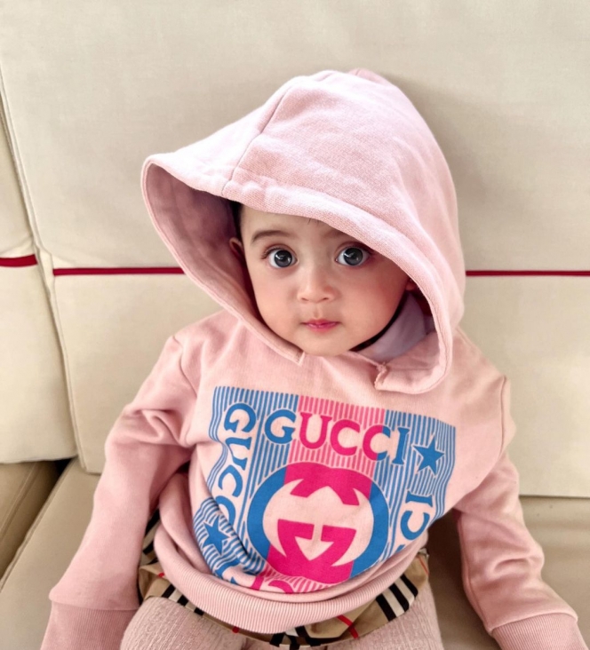 Baby Guzel Diam bak Boneka Hidup yang Cantik, Netizen Malah Salfok sama Jaket Brandednya!
