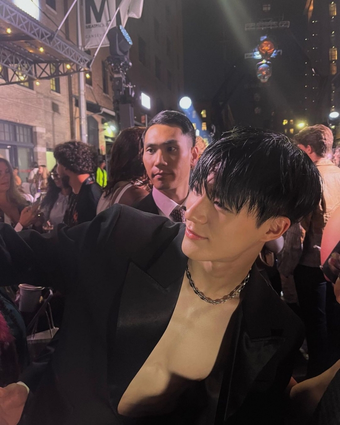 Potret Jeno NCT saat Hadiri Vogue World Curi Perhatian, Debut Runway di New York Fashion Week 2022