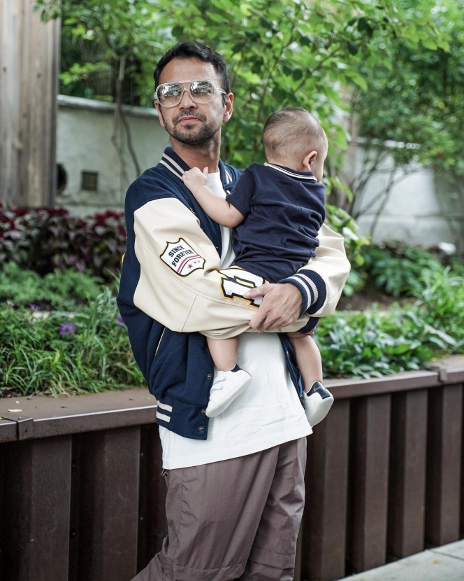 Cool Daddy Banget, Ini 10 Potret Raffi Ahmad Tampil Kece di Jalanan Kota New York