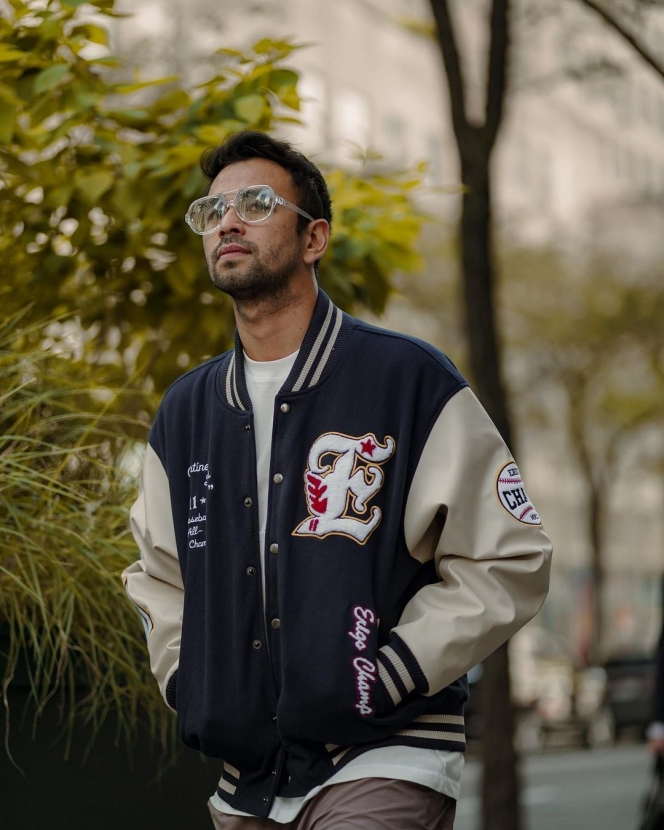 Cool Daddy Banget, Ini 10 Potret Raffi Ahmad Tampil Kece di Jalanan Kota New York