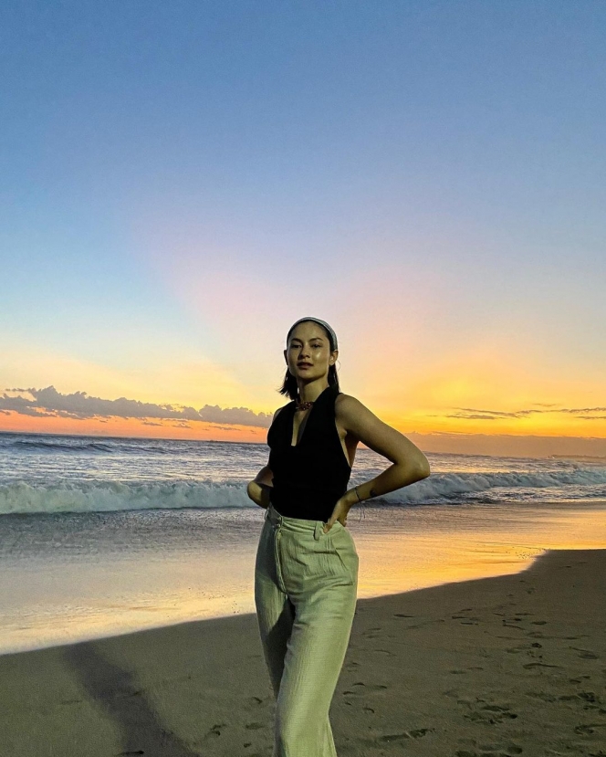 Cantik dan Glowing Banget di Bawah Sinar Matahari, Ini Deretan Potret Clara Bernadeth Liburan ke Labuan Bajo
