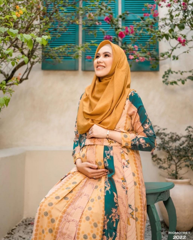 Deretan Maternity Shoot Terbaru Kartika Putri di Halaman Rumah, Sederhana Tapi Tetap Cantik