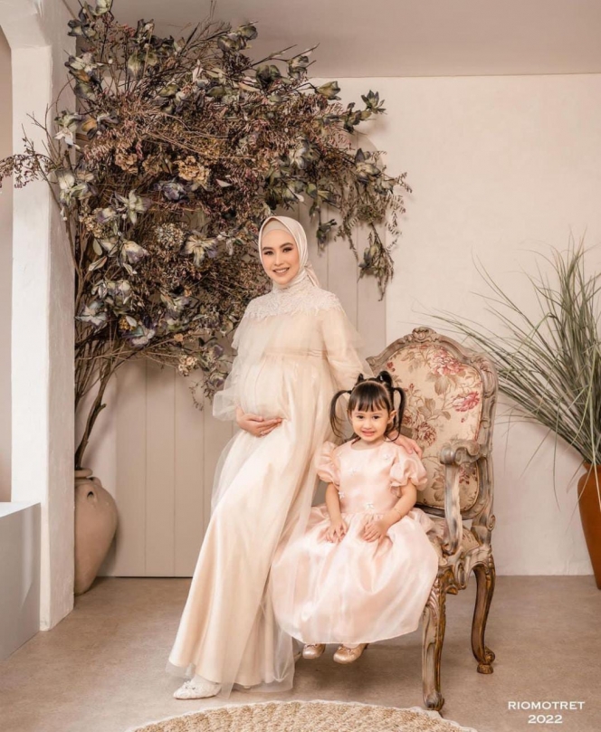 Deretan Maternity Shoot Terbaru Kartika Putri di Halaman Rumah, Sederhana Tapi Tetap Cantik