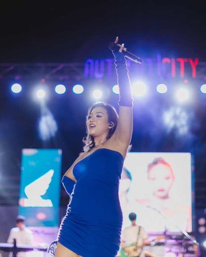 10 Pesona Nicky Kay Vokalis Band OKAAY di Atas Panggung, Selalu All Out Penuh Percaya Diri