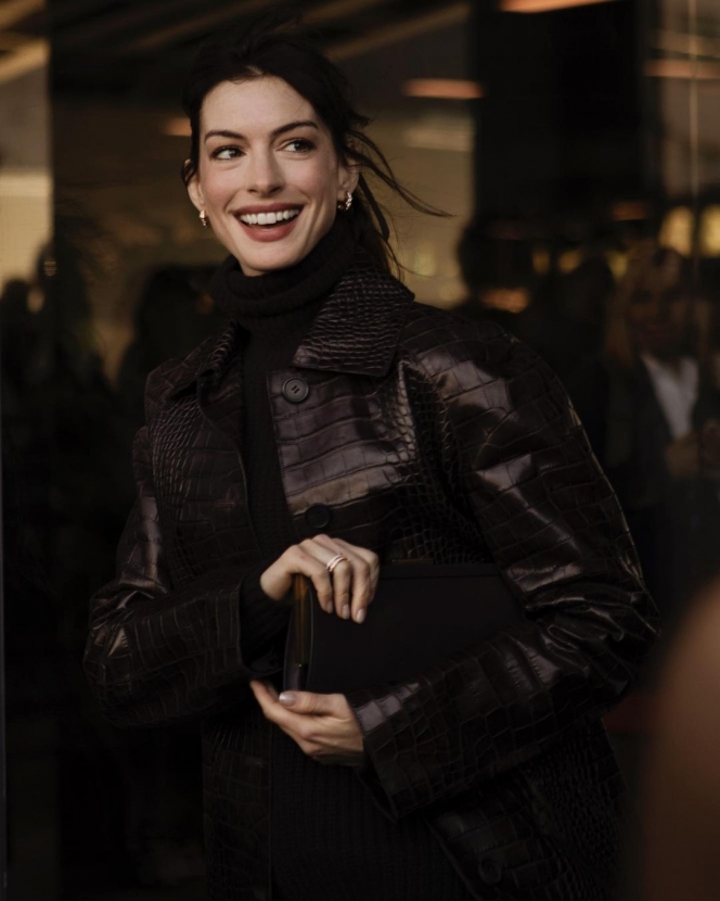 Deretan Potret Anne Hathaway Cosplay Jadi Karakternya di Film Ikonik The Devil Wears Prada, Wajahnya Gak Menua Sama Sekali