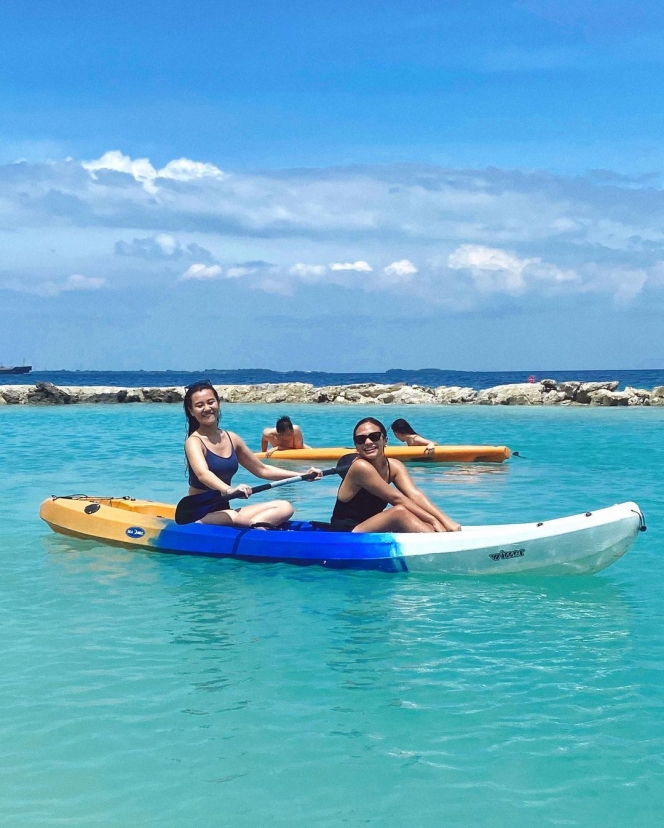 Potret Amel Carla dan Aaliyah Massaid Main Jetski dan Kano di Pantai, Dipuji Makin Cantik dengan Kulit Tanned