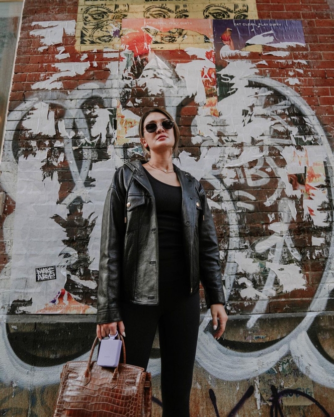 Tampil Kece di Jalanan Kota New York, Ini deretan Potret Luna Maya dengan Outfit Serba Hitam Pakai Jaket Kulit