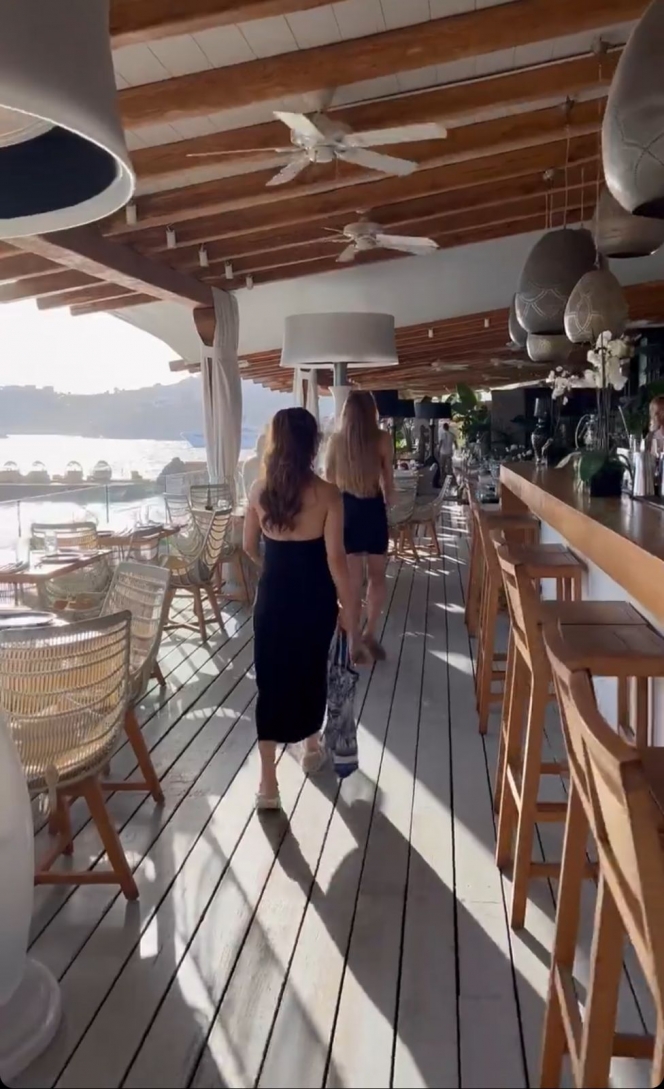 11 Gaya Liburan Nikita Willy di Yunani, Tetap Enjoy Jaga Sang Buah Hati Bersama Suami
