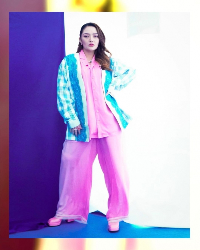 Tampil Ngejreng bak Cewek Kue, Ini Deretan Potret Siti Badriah dengan Outfit Pink dan Biru