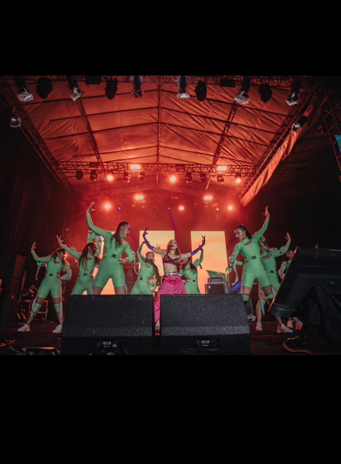 13 Potret Cinta Laura Konser di Live Fest, Tampil Cetar dan Totalitas Bak Ariana Grande 