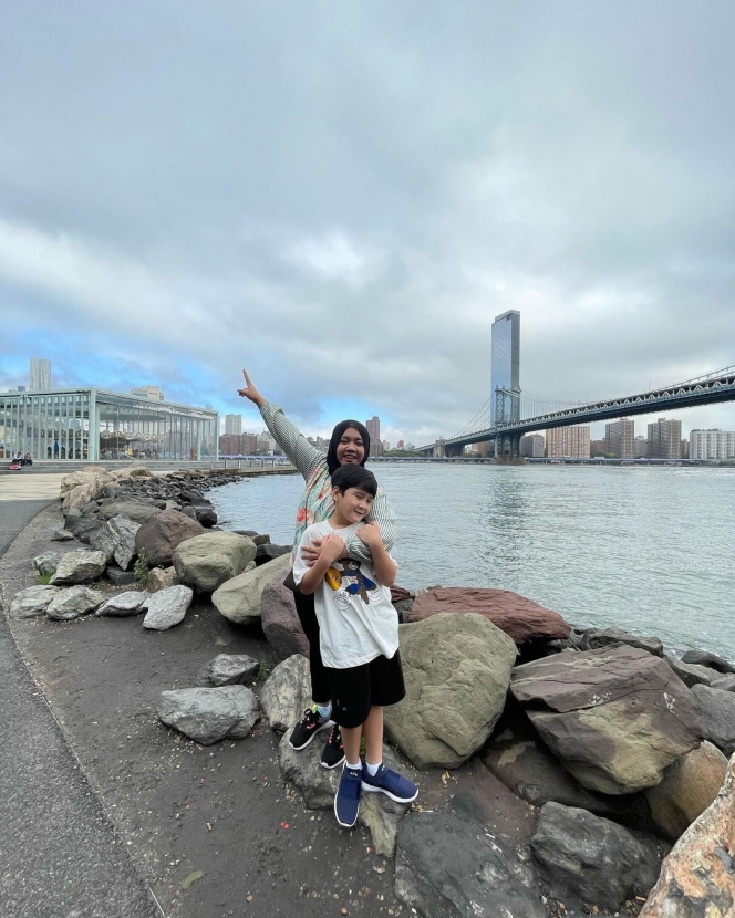 10 Potret Mbak Lala Pengasuh Rafathar Saat di New York, Foto Bareng Patung Liberty Sampai Refal Hady
