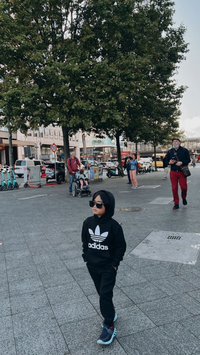 Deretan Potret Dia Sekala Bumi Anak Ayudia Bing Slamet di Eropa, Udah Bisa Alot Foto dan Bikin Caption Sendiri