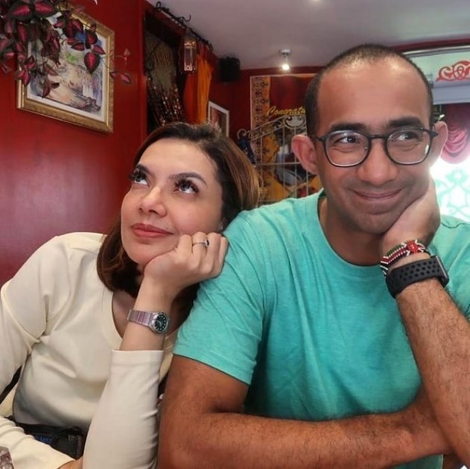 Dikenal Galak Pas di Depan Politikus, Ini Potret Najwa Shihab Bareng Suami yang Ternyata Bucin Banget!