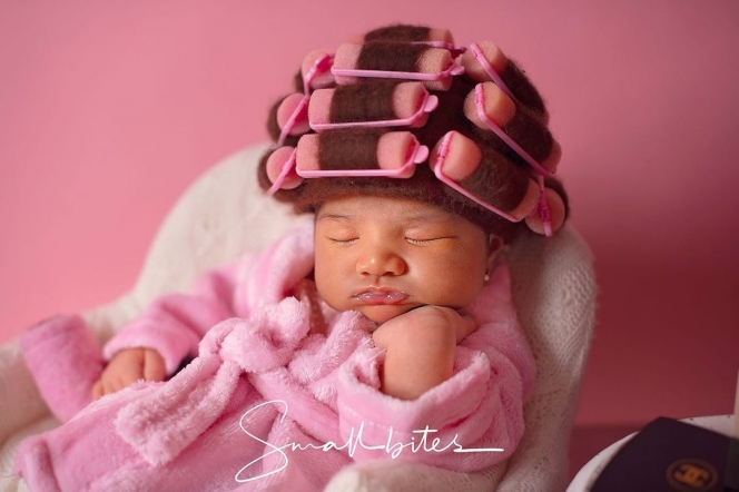 Deretan Potret Newborn Photoshoot Terbaru Baby Ara Anak Irish Bella, Mulai Anteng Nyalon Sampai Jadi Barbie