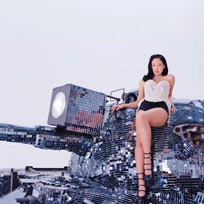 Dirancang oleh Desainer Indonesia, Ini Potret Detail Korset Jennie BLACKPINK di Music Video Shut Down 