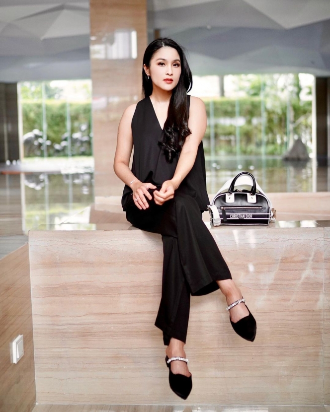 Selalu Tampil Kece dan Modis, Ini Deretan Potret Sandra Dewi dengan Outfit Warna Hitam