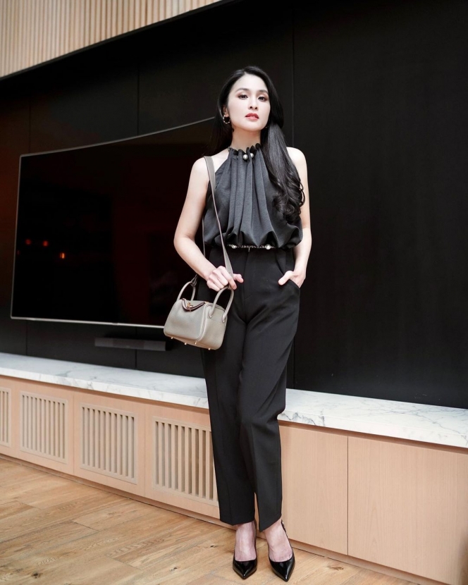 Selalu Tampil Kece dan Modis, Ini Deretan Potret Sandra Dewi dengan Outfit Warna Hitam