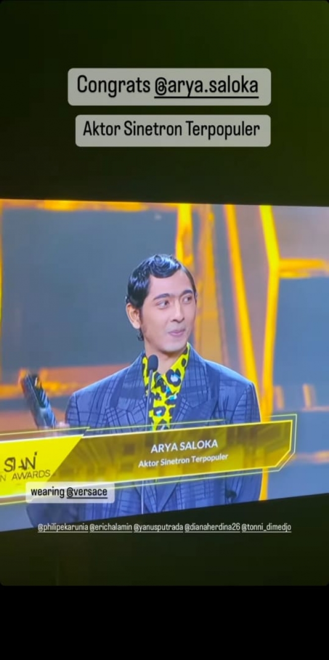 10 Potret Arya Saloka di Indonesian Televisi Award 2022 Jadi Sorotan, Rambut Lepeknya Disebut Kayak Cecep