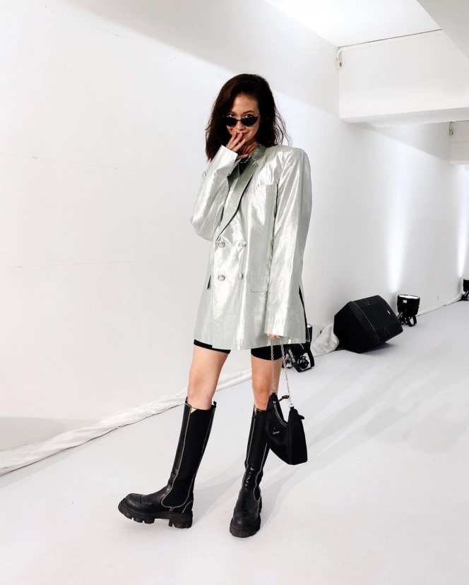 Gayanya Stylish Banget, Ini Potret Kece Yuki Kato Kenakan Blazer Oversize Silver