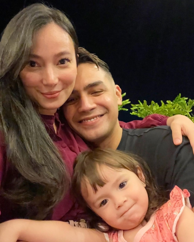10 Potret Keluarga Kecil Jonas Rivanno dan Asmirandah, Selalu Harmonis Penuh Canda Tawa